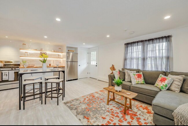 Building Photo - 253 Main St