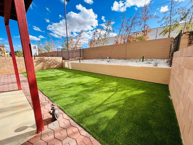 Building Photo - Furnished monthly rental home with all uti...