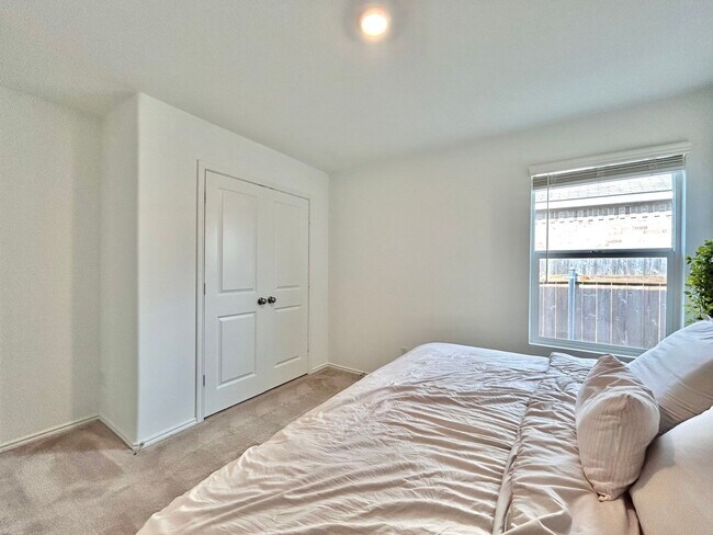 Building Photo - 3 BR / 2 BA Home for Rent in Hutto