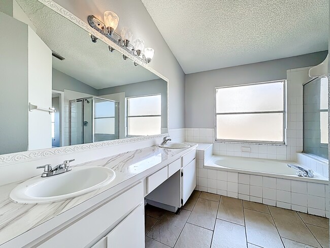 Building Photo - Spacious 4-Bedroom Retreat with 2 Baths in Brandon - 2103 Sq. Ft. of Comfort Awaits!