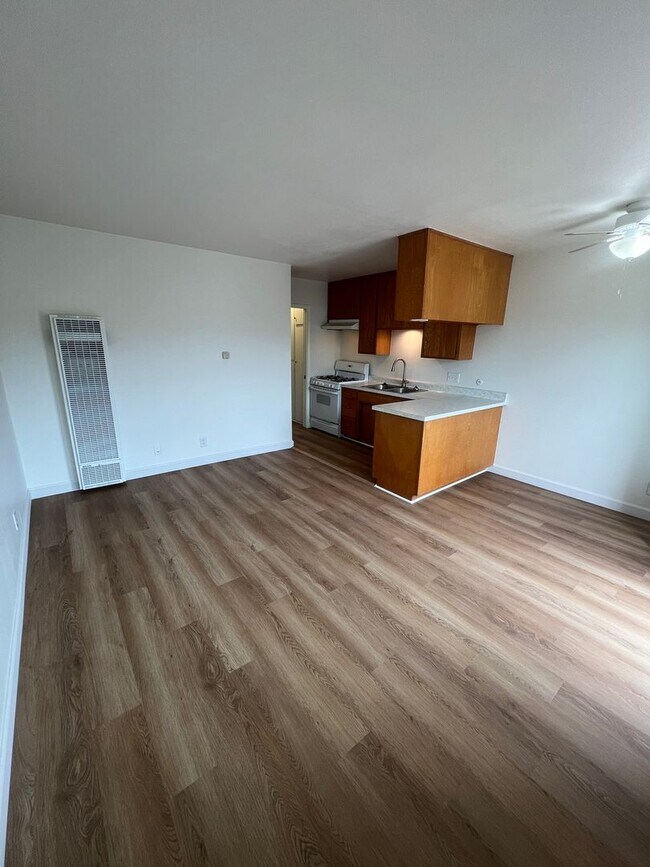 Building Photo - Charming One Bedroom Upstairs Apartment