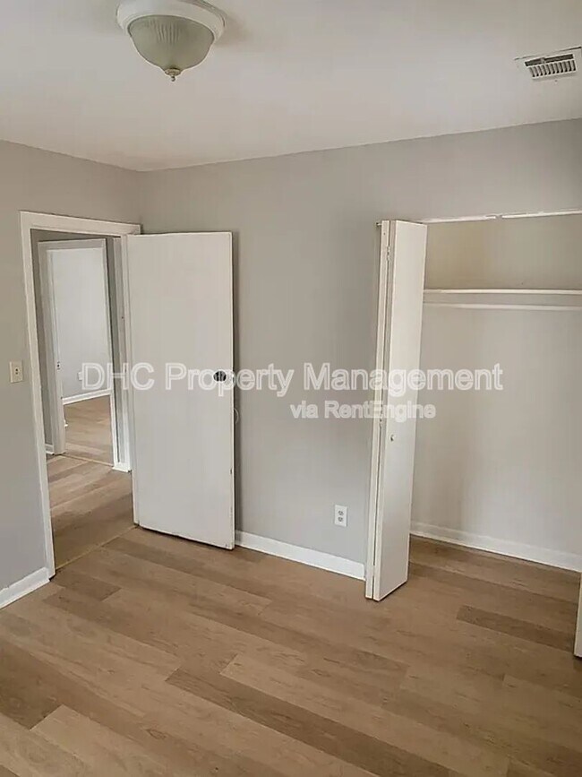 Building Photo - 2637 Santa Monica Dr NW