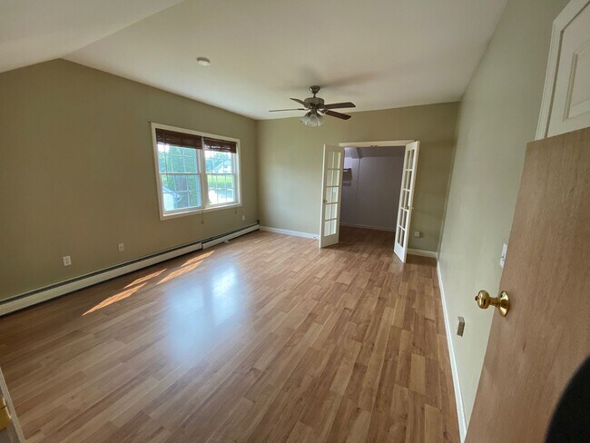 Building Photo - 4BD/1.5BA S. Burlington Townhome