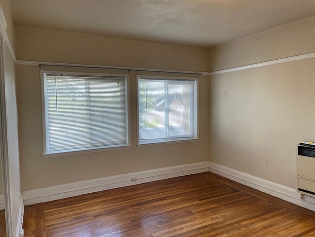Building Photo - Very Bright Sunny, Quiet and Cozy location, this unit is Completely Renovated Studio