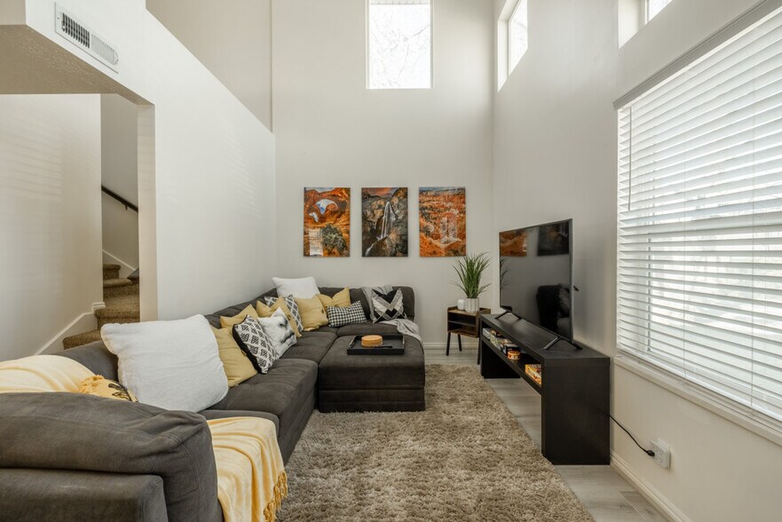 Building Photo - 924 Lowell Ave S