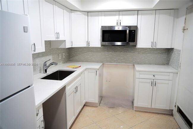 Building Photo - 400 Kings Point Dr
