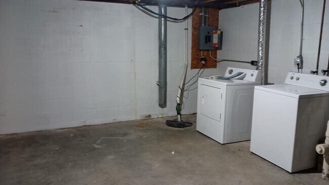 Building Photo - 3050 Colony Ln