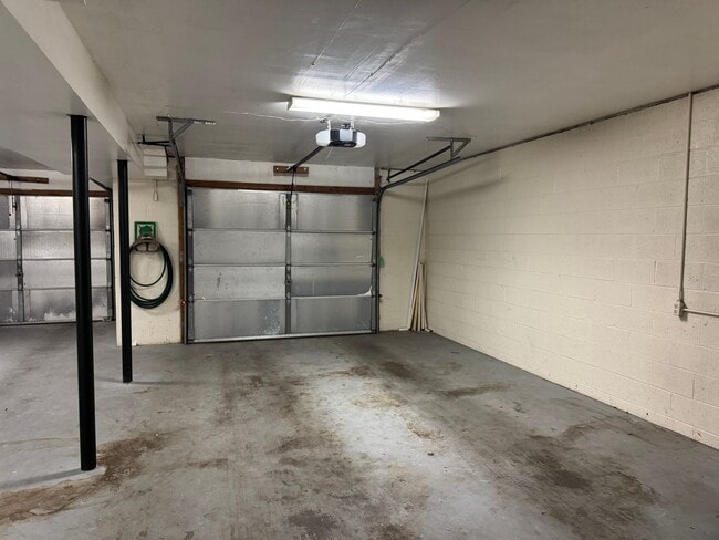 Building Photo - 2BR Bellevue Townhome