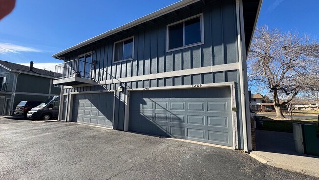 Building Photo - 2 bed, 1 Bath, 900 sqft with washer/dryer hookups and 1 car garage