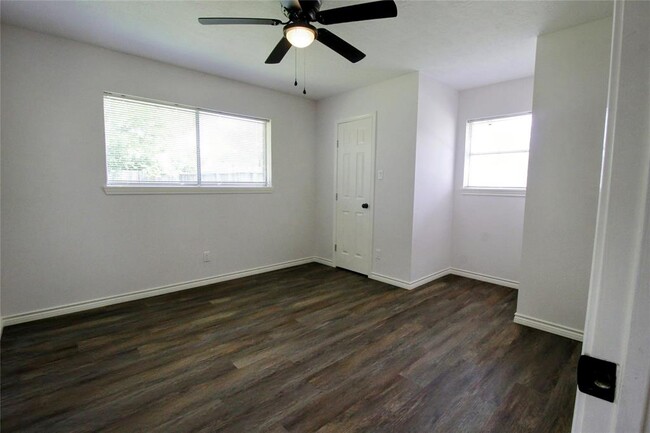 Building Photo - 10915 Roandale Dr