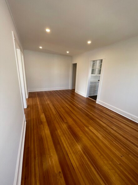 Building Photo - 510 Montauk Hwy