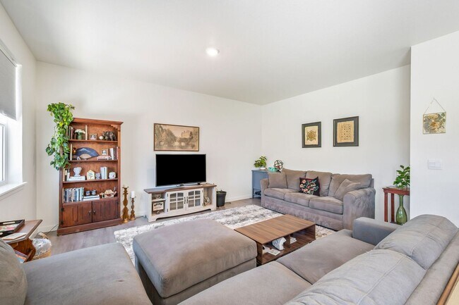 Building Photo - 4-Bedroom Home in Mallard Ridge with Office and Fenced Yard