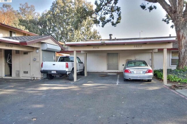 Building Photo - For Rent – Charming 2BR single level condo...