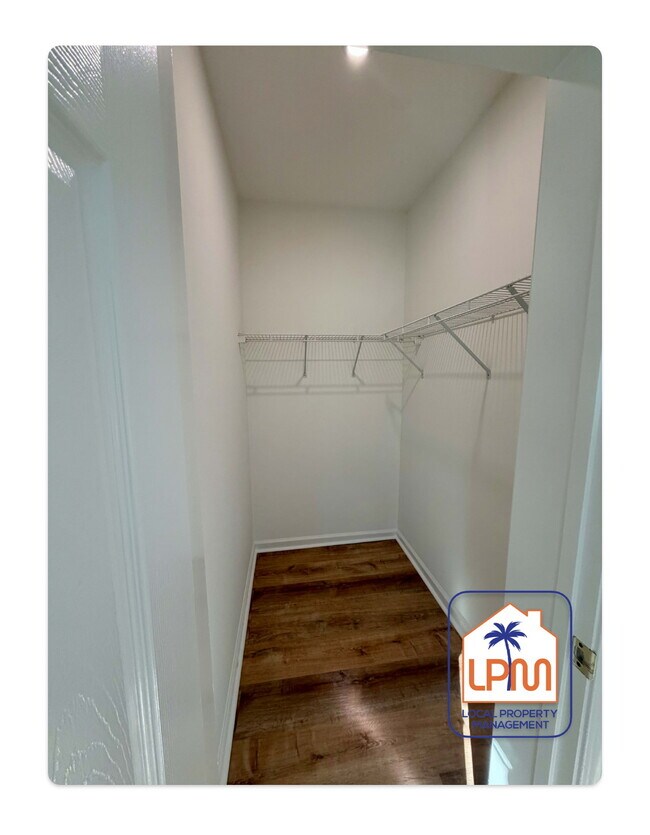 Building Photo - Spacious 3-Bed Retreat with Granite Kitchen & Cozy Fireplace