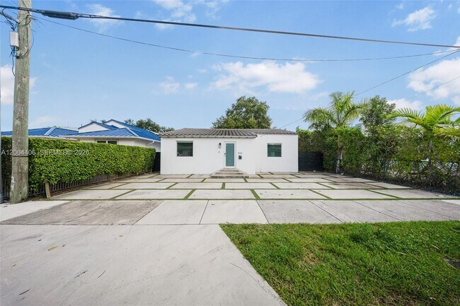 Building Photo - 1935 SW 24th Ter