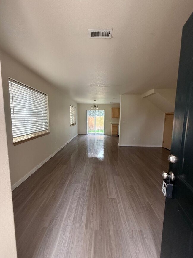 Building Photo - Camas Townhome with Beautiful Grey Laminate Flooring and Attached Garage
