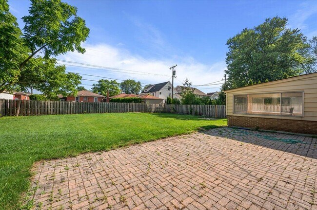 Building Photo - 2739 Yorkshire Rd