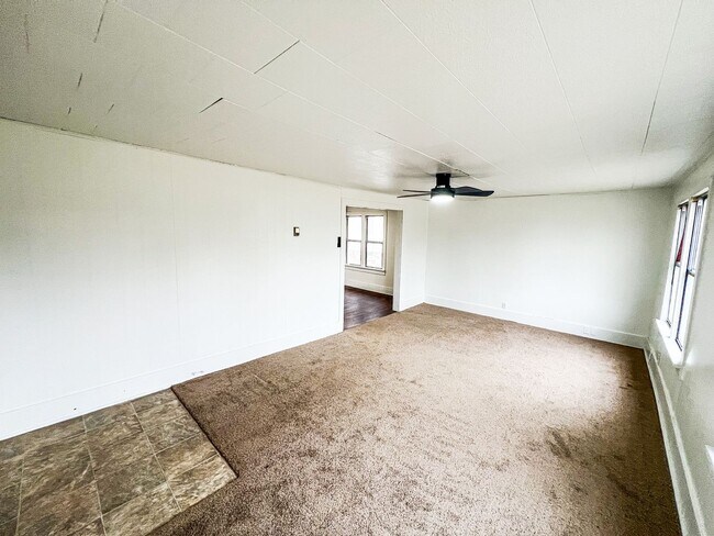Building Photo - Charming 2 Bed, 1 Bath Home with Modern Kitchen
