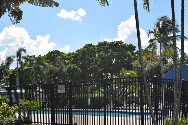 Building Photo - 991 Crestview Cir