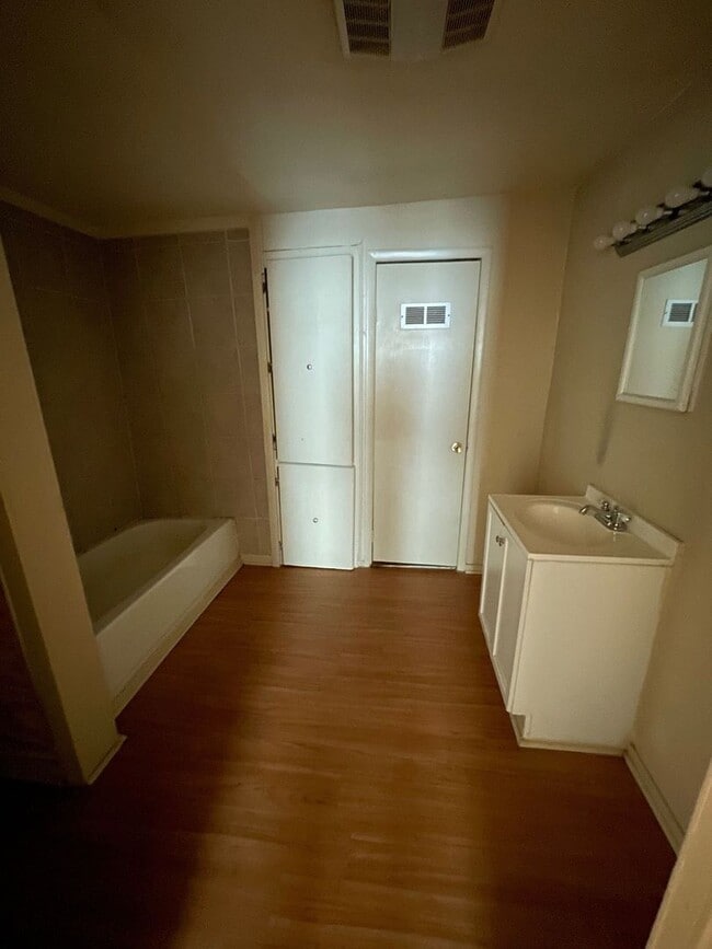 Building Photo - 3 bedroom, 1 bath