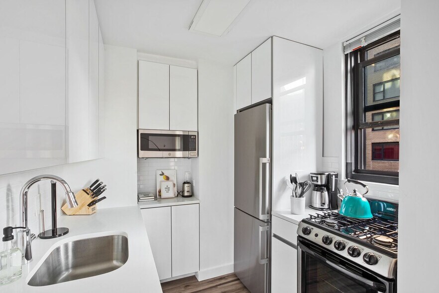 Building Photo - 330 W 58th St