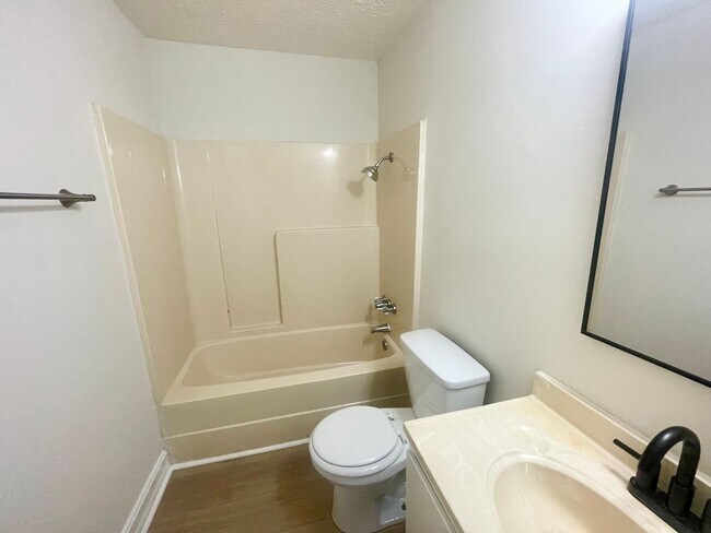 Building Photo - 2 Bed, 1 Bath Available in Brandon!