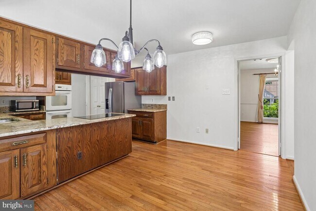 Building Photo - 903 Ridge Dr