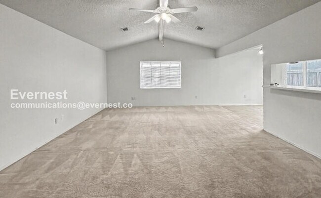 Building Photo - 3 Bed, 2 Bath Home with Fenced Yard & Garage / Pet-Friendly / Available Now!