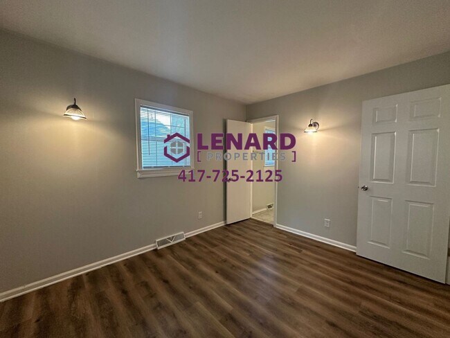 Building Photo - Spacious Home Ready For Move In!