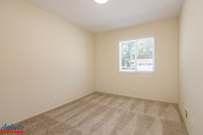 Building Photo - Lovely Townhouse | Remodeled | Private Patio