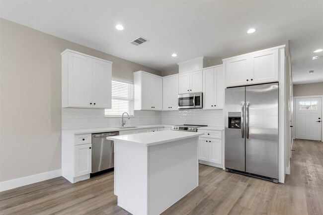 Building Photo - 3150 N Cleveland St