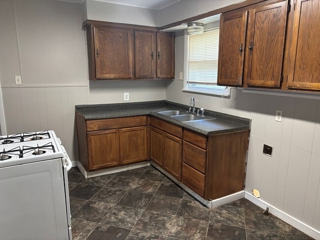 Building Photo - 3/1.5 in Quiet Neighborhood Near Fairview ...