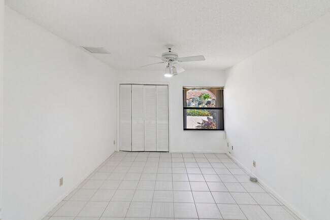 Building Photo - 7842 Villa Nova Dr N