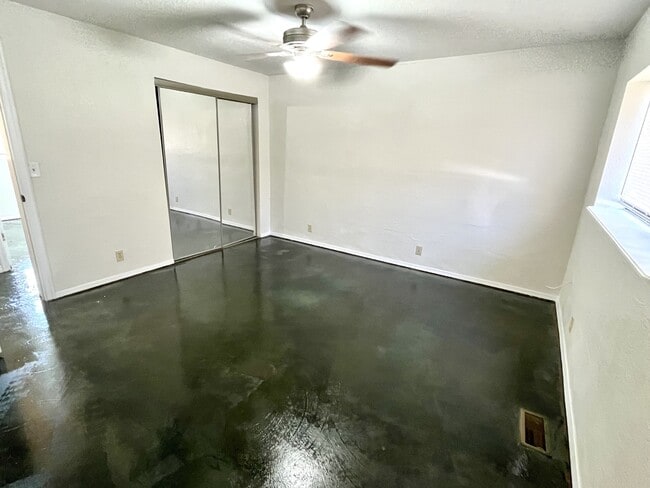 Building Photo - 67 Rungis Rd