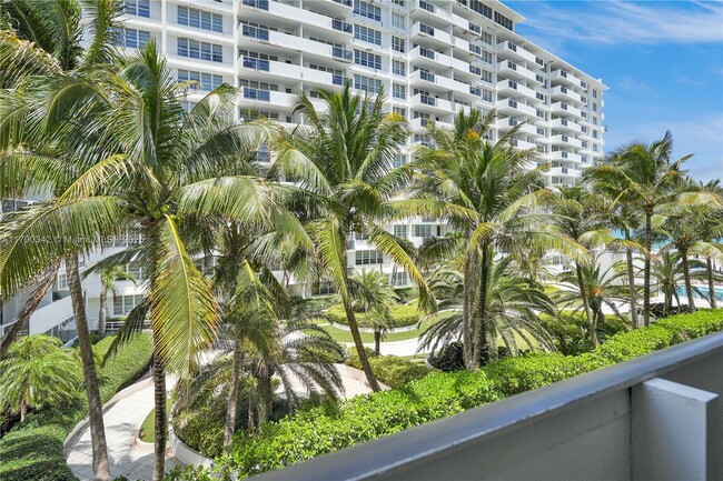 Building Photo - 1623 Collins Ave