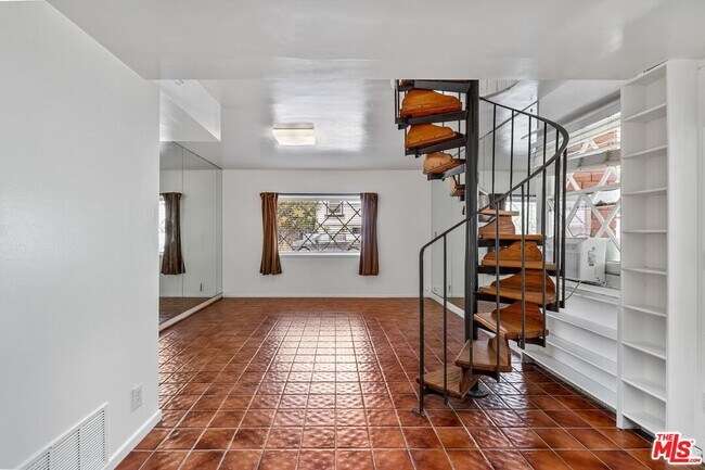 Building Photo - 112 Fleet St