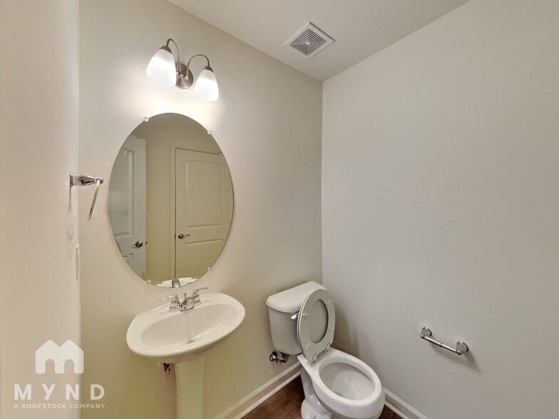 Building Photo - 246 Spark St