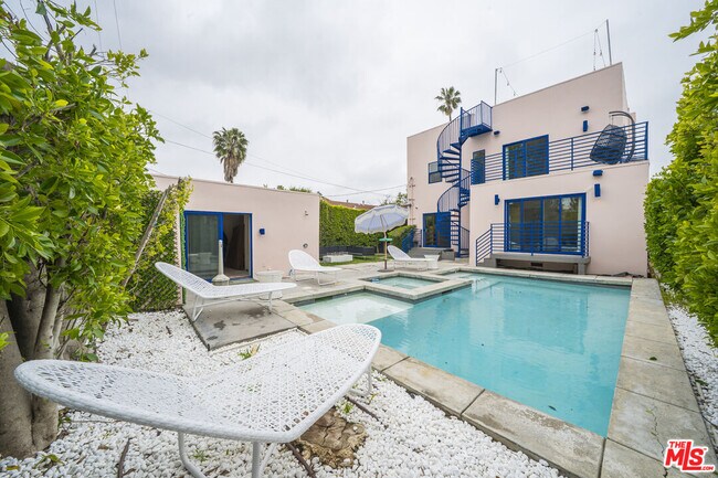 Building Photo - 848 N Las Palmas Ave