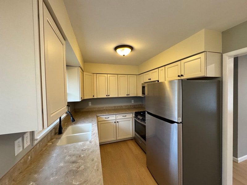 Building Photo - 1400 E Hanna Ave