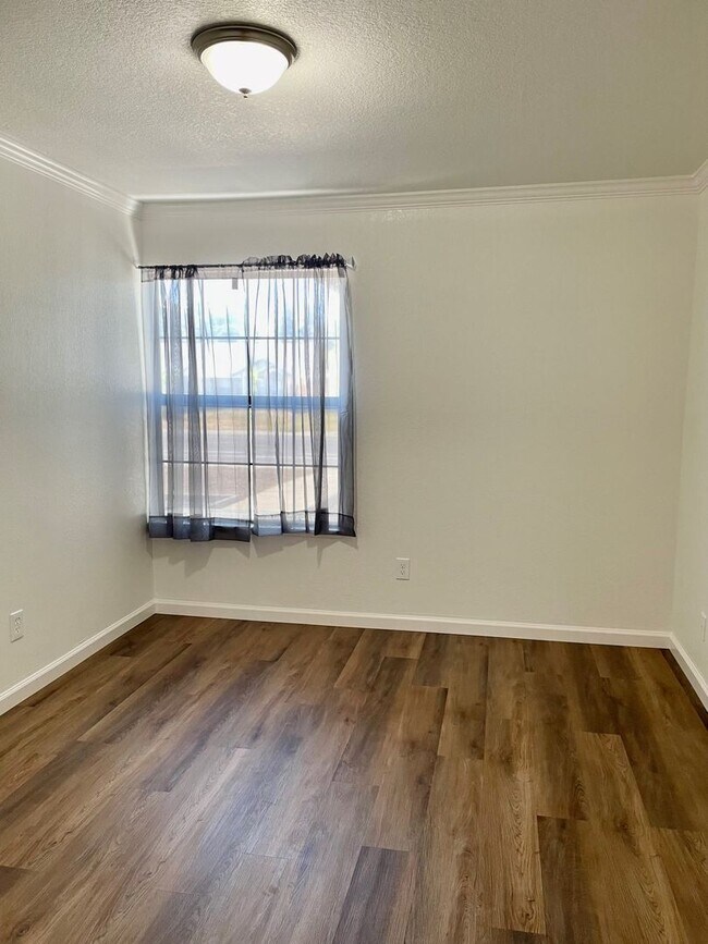 Building Photo - Gorgeous!