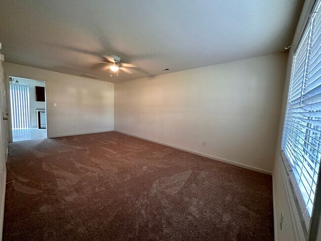 Building Photo - 105 E Coopers Ct
