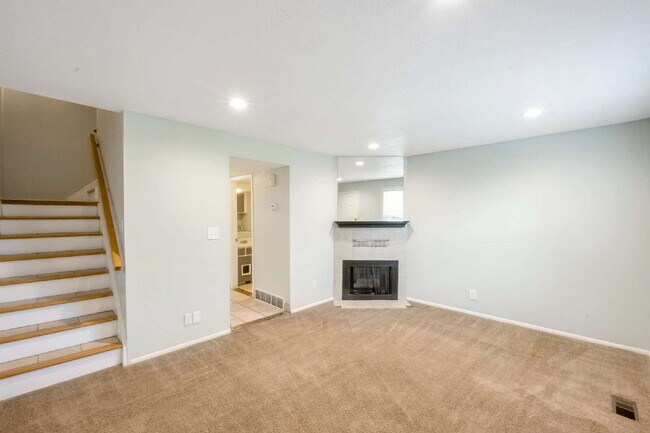 Building Photo - Convenient Sandy Townhome with 3 BD & 2 BA