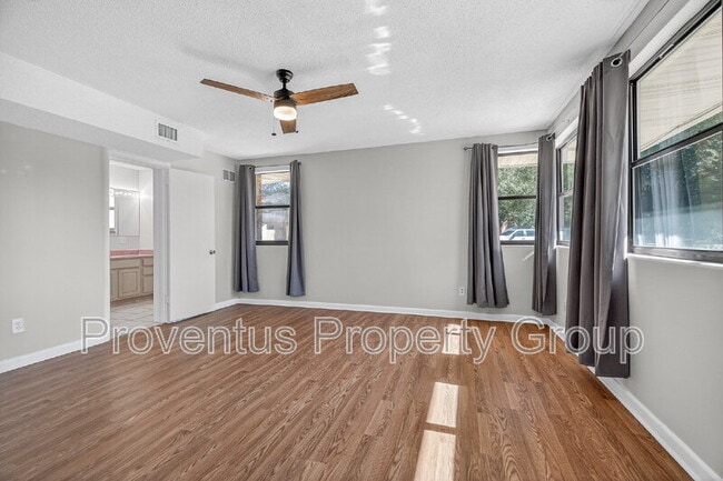 Building Photo - 8 Manor Dr