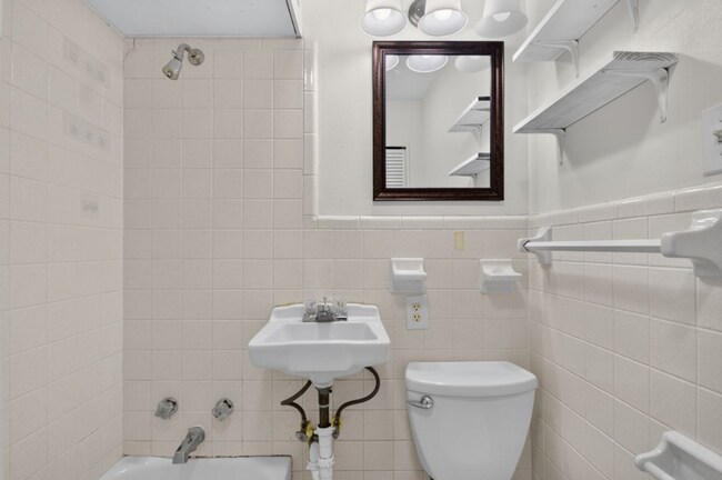 Building Photo - Midtown Living with Modern Conveniences – Prime Little Rock Location!
