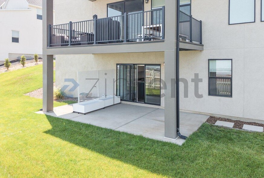 Building Photo - Unit B