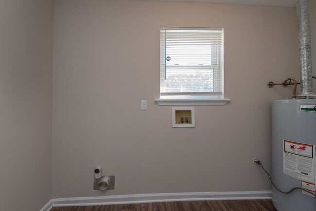 Building Photo - 2937 Dahlia Dr
