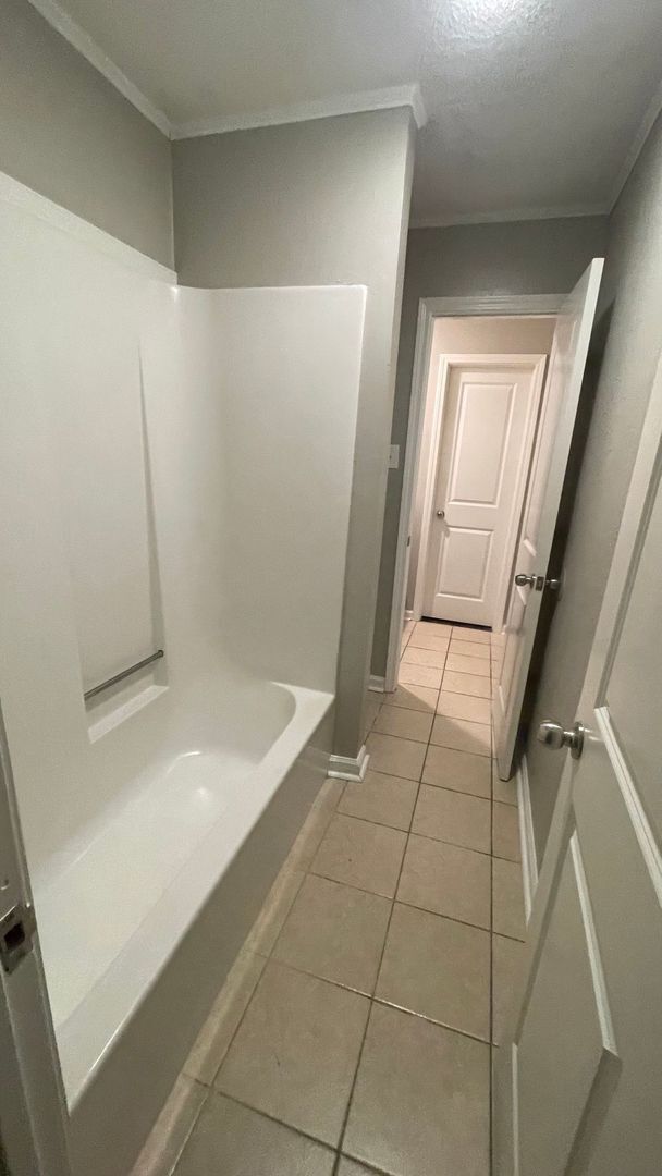 Building Photo - 2BR 1 Bath in Central.