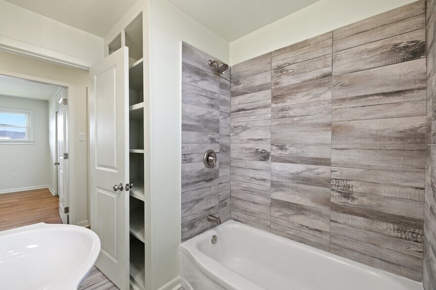 Building Photo - 389 Thompson St