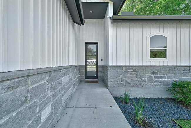 Building Photo - 4707 Craigwood Dr
