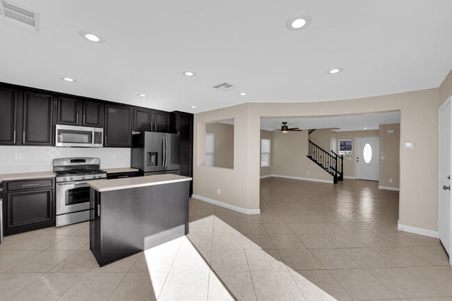 Building Photo - Beautiful 3-bedroom, 2.5-bathroom home loc...
